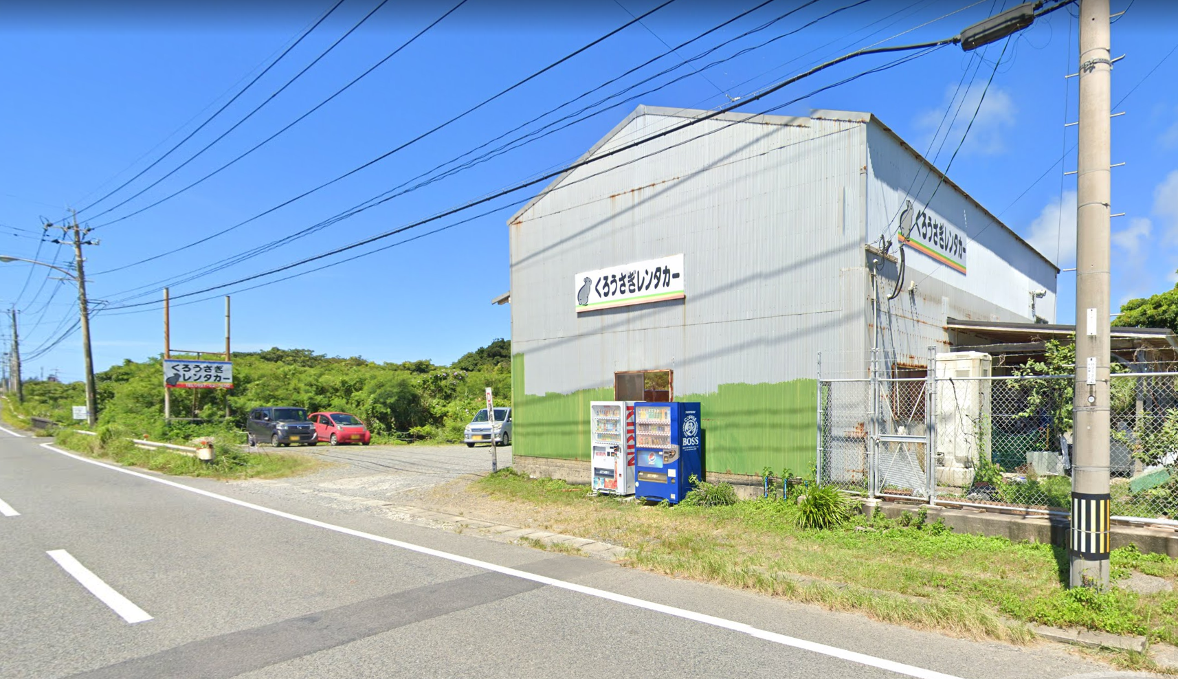 くろうさぎレンタカー 奄美大島の店舗外観と周辺道路｜空港からアクセスしやすい立地