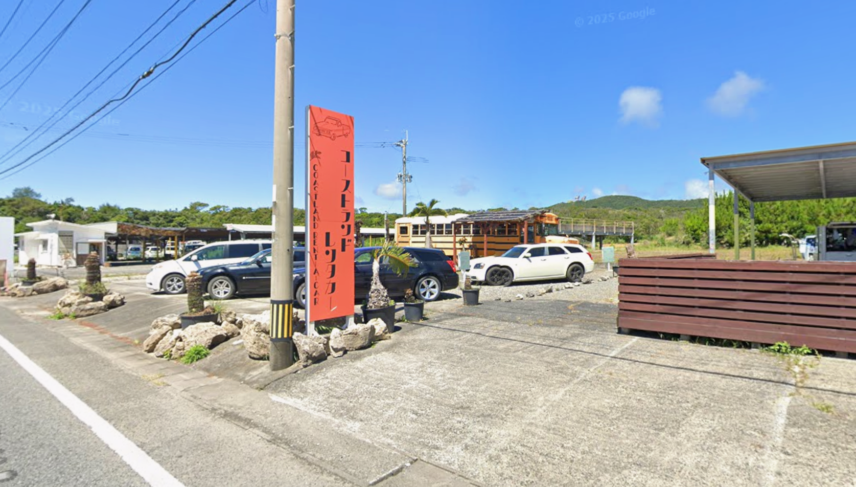 コーストランドレンタカー 奄美大島の店舗外観と周辺道路